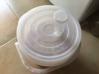 夏日果味酵素饮品,盖上酵素桶盖子。(自然排气那种)