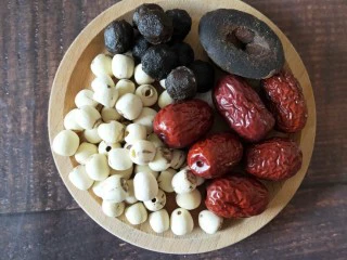 莲子红枣桂圆汤,莲子,桂圆,红枣,红糖备齐