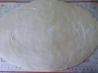 姜黄花卷，饮料做,最后成品花卷的纹路要好看，层次多并且分明，这儿的面饼就不能擀厚。