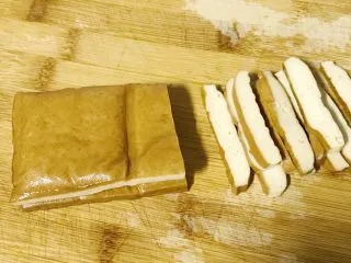 家常小炒韭菜香干,如图切成长方型。