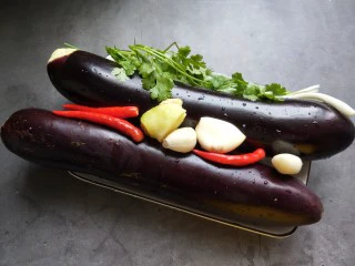 手撕茄子（内附万能凉拌汁做法）,准备食材，洗净。