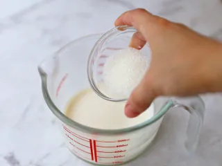 奥利奥海盐奶盖咖啡,淡奶油加入白糖