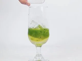 爱上这个夏天，微醺让你温暖而美丽！,倒入适量冰块