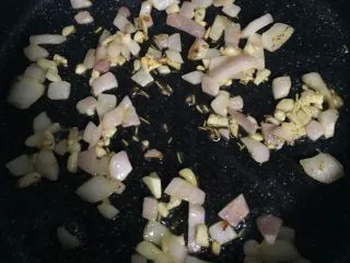 创意鹅肝甜点,等洋葱炒软,香味散发出