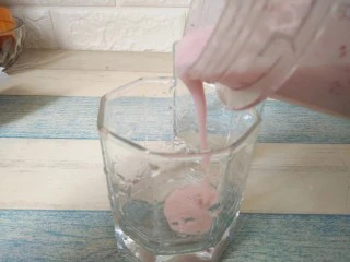 水蜜桃酸奶杯,搅拌好后，倒入杯中