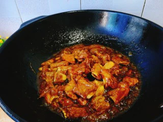 家常菜+红烧排骨,慢慢收汁，不断翻炒，直至完全上色均匀即可。