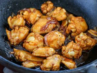 鸡翅腐竹烧土豆,再调入生抽、料酒、老抽和糖,炒至鸡翅上色