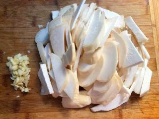 杏鲍菇炒西兰花,杏鲍菇清洗干净，切成薄片，蒜去皮洗净切末待用。