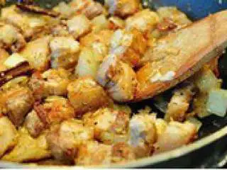 东南亚风味红烧肉,加入五花肉，香茅，桂皮，翻炒片刻。