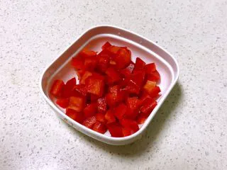 风味独特的 杂蔬炒珍珠丸子,彩椒切成小丁