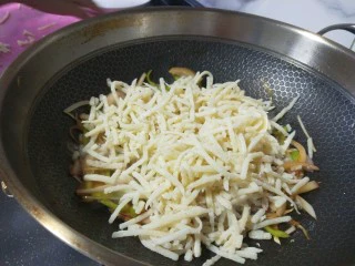 山西小吃炒不烂子,倒入土豆炒均匀。