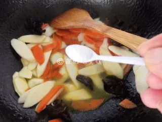 素炒山药 春的山药 清脆又爽口,然后放盐，翻炒均匀。