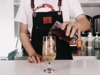 夏日晚霞薄荷波士冰茶，唤醒你的活力,沿冰块倒入波士茶汤（适量即可）