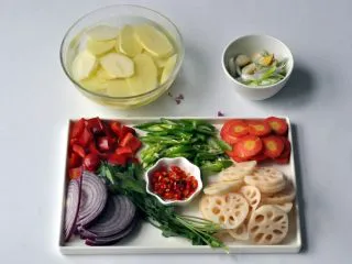 香辣干锅排骨, 利用煮排骨的时间，准备配菜和调料。