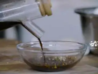 椒盐排骨＆饭爷辣酱烧茄子 ,葱姜蒜剁成沫，加入酱油、醋、白糖、生粉、香油搅拌均匀备用