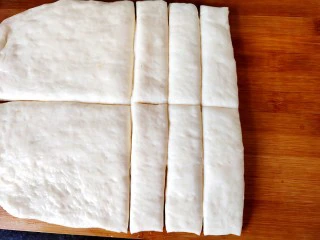 简单快手炸油条,用刀切成细长条状。