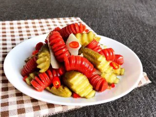 10分钟快手菜 肉粒多风味香肠炒俄式乳瓜,肉粒多风味香肠俄式炒乳瓜香肠焦香，俄式小乳瓜酸爽清脆，口感香辣适宜，非常独特。这道菜色彩艳丽，好吃看得见~