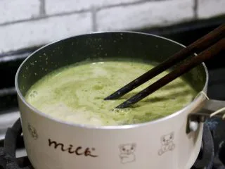 抹茶棉花糖奶茶,一边煮一边搅拌均匀