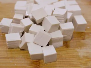 正宗地道的麻婆豆腐,豆腐切块。