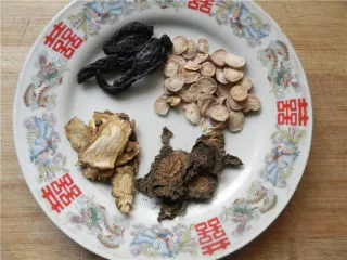 妇科圣方《四物汤》,准备当归、川芎、白芍、熟地