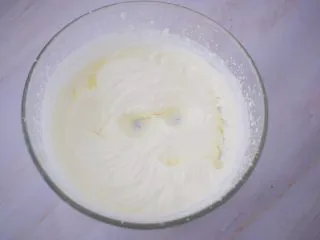 自制脏脏珍珠奶茶奶盖,用电动打蛋器打发至7-8分，这样奶盖就做好了