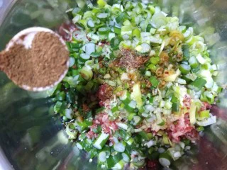 山西太原特色小吃，羊肉手抓饼,加入1克十三香，