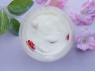 两分钟自制超nice的草莓奶昔,加入2勺澳优爱优奶粉。