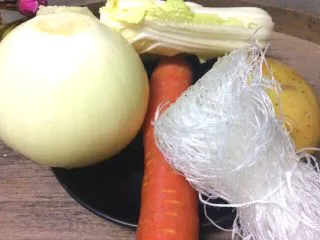泰国风味凉拌菜,备好土豆，洋葱，胡萝卜，娃娃菜心，粉丝