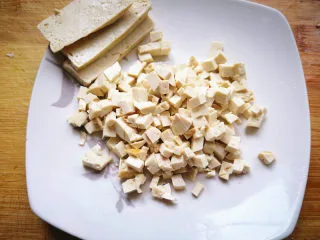 韭菜鸡蛋盒子,豆腐焯水去掉豆腥味，切成小丁，