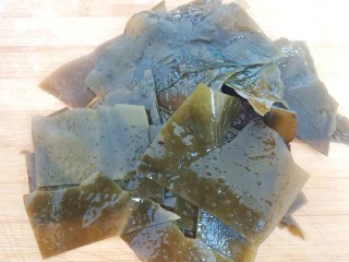 街边小吃麻辣拌,一块海带泡发后清洗干净切成小块。