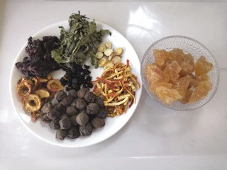 夏季消暑饮品—冰镇酸梅汤,煮酸梅汤所需的食材