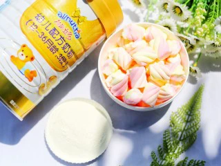 做法无敌简单的冰淇淋,食材:① 棉花糖150g ② 澳优能立多G4奶粉3勺。