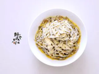 独家韭菜炒河虾,把玉米面撒到小河虾上。