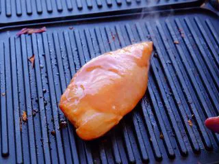 秘制异国风味鸡胸肉腌料&绝佳搭配 （减肥必备）,将腌制好的鸡胸肉 放在滋滋烤肉盘上 如果没有烤肉盘 平底锅🍳也是一样滴