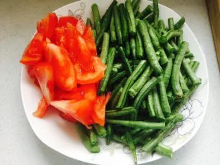 超级下饭的豆角焖饭，爱吃面食的北方人不容错过,豆角切长条，西红柿滚刀切，也可切丁，我偷懒了