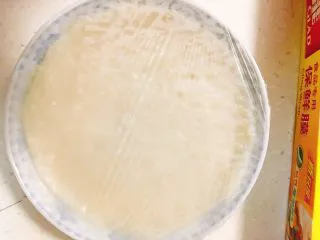 北京小吃·驴打滚,出炉即封好保鲜膜，以免面团变干。 冷却至稍微烫手。