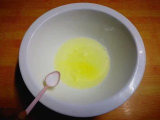 健康电饭锅蛋糕,放入1克盐