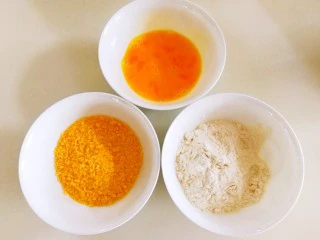 江南名小吃～炸年糕,鸡蛋打散，其他材料放碗里备用