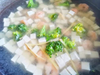 西兰花虾仁豆腐汤,煮20秒出锅。