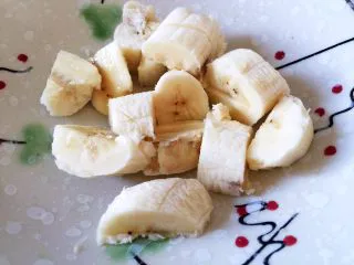 牛油果香蕉奶昔,香蕉切段