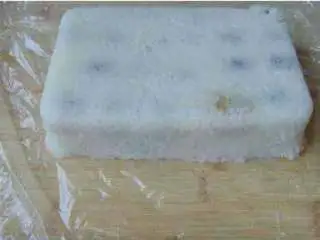 北京小吃:切糕,待切糕放凉以后,倒扣下来。