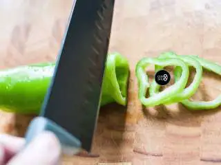 没有烤箱照样做出香浓芝士风味薄底披萨,青椒纵向切割能呈现可爱的圈圈状断面,放在披萨上层会比较漂亮。