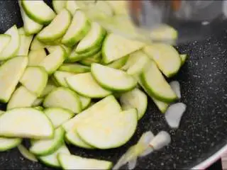 西葫芦炒肉片—从小吃到大的家常菜,简单易学哦,倒入西葫芦,大火炒匀。