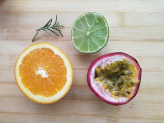 酸甜的味道，如校园般的爱情，橙子百香果饮,准备好所有食材