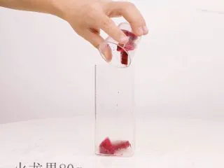 银河系水蜜桃,七夕 不止爱,杯中倒入新鲜火龙果果肉