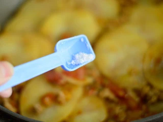 茄汁酸辣土豆片,最后调入少许的盐