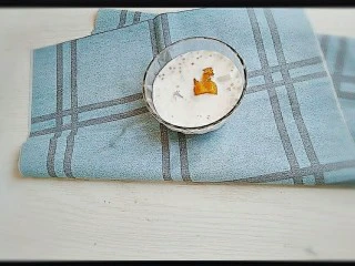 手煮奶茶西米露,加入椰果和黄桃罐头也可以加新鲜的水果,但是我更喜欢吃这种甜甜的水果的味道。