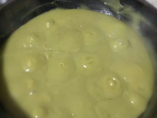 大同特色小吃苦荞粉,搅拌到出现这样的大泡泡