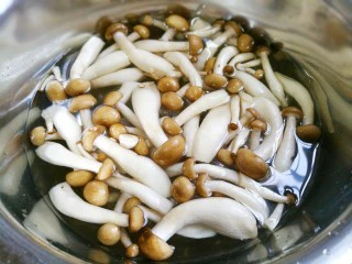 西兰花炒菌菇,菌菇切除根部洗净切小断。