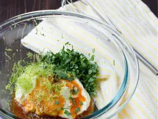 越南风味牛油果火鸡堡,做沙司，将蛋黄酱 、是拉差随时酱 (2 汤匙) 、切好的香菜 、柠檬皮 和是拉差辣酱混合在一起。